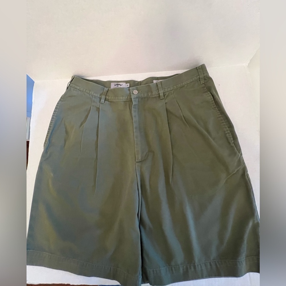 CALLAWAY PLEATED FRONT GOLF SHORTS SIZE 38 GREEN
